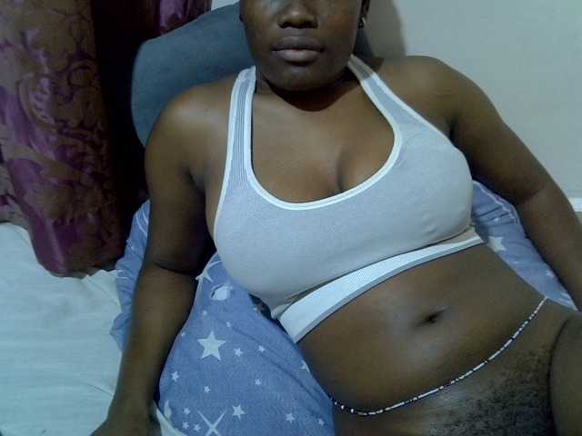 le modèle lovelymeli est en webcam porno dans un show sur le site bongacams, il possède les tags suivants: Ebony,Brunette,Trimmed