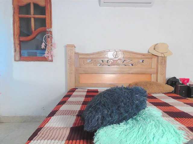 bratz-glloe's BongaCams show and profile