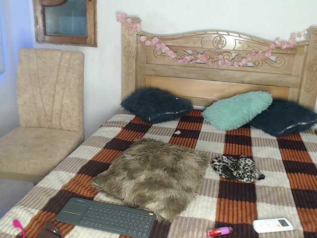 bratz-glloe's BongaCams show and profile