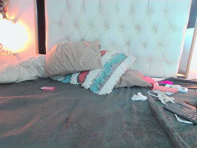 bratz-glloe's BongaCams show and profile