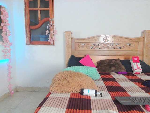 bratz-glloe's BongaCams show and profile