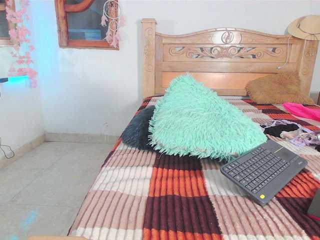 bratz-glloe's BongaCams show and profile