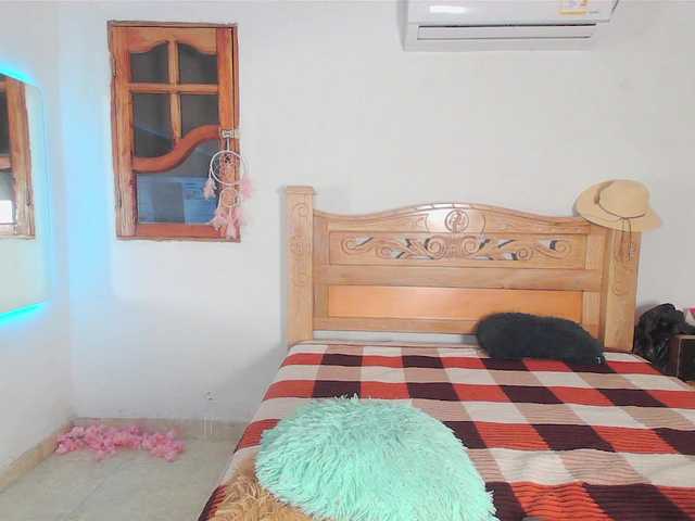 bratz-glloe's BongaCams show and profile