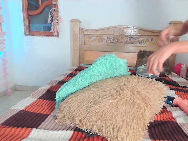 bratz-glloe's BongaCams show and profile