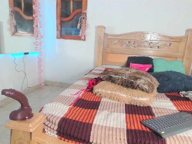 bratz-glloe's BongaCams show and profile