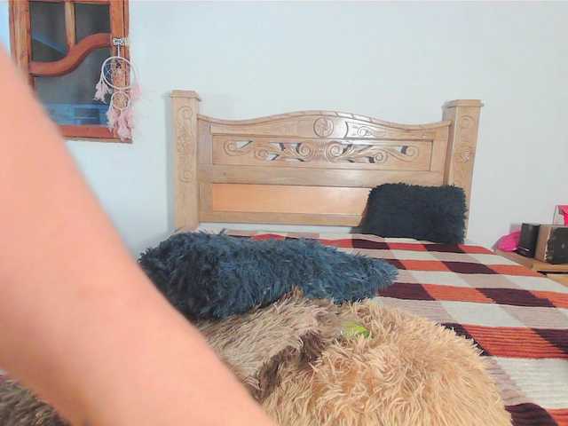 bratz-glloe's BongaCams show and profile