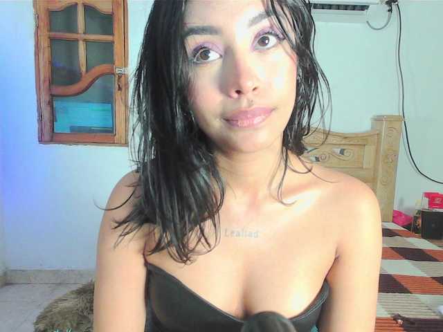 bratz-glloe's BongaCams show and profile