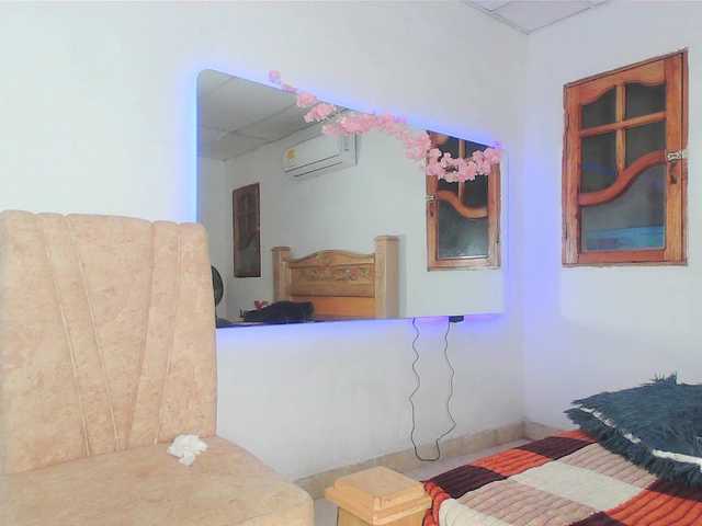 bratz-glloe's BongaCams show and profile