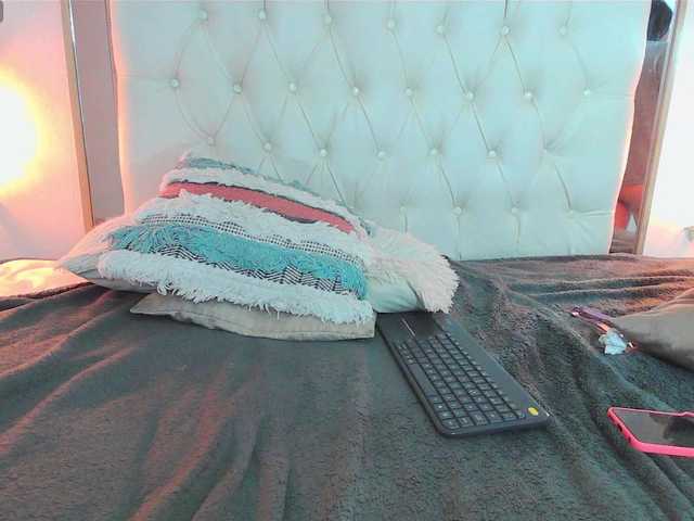 bratz-glloe's BongaCams show and profile