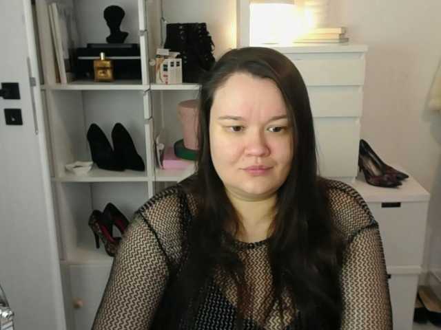 le modèle HollyDanceSoul est en webcam porno dans un show sur le site bongacams, il possède les tags suivants: White/Caucasian,Brunette,Shaved