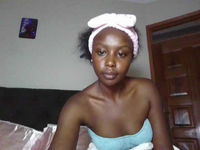 Goldiecandy webcam bongacams model stream image