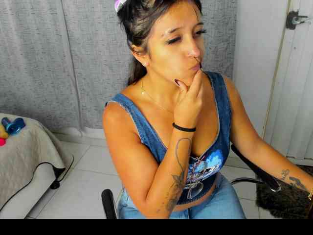 miss-charlott-18 webcam