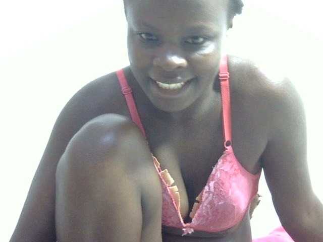 Prettyluv Live Cam on BongaCams