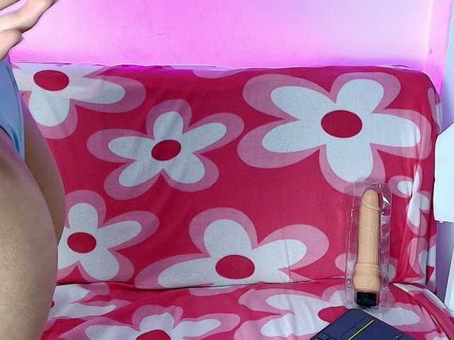 NahomyRouss's BongaCams show and profile