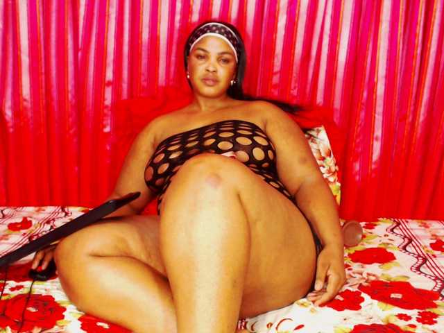 DivineBootyxxx live cam profile