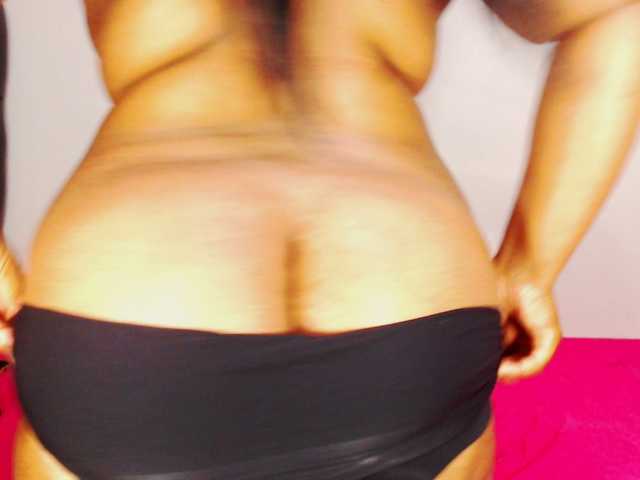 DivineBootyxxx's BongaCams show and profile