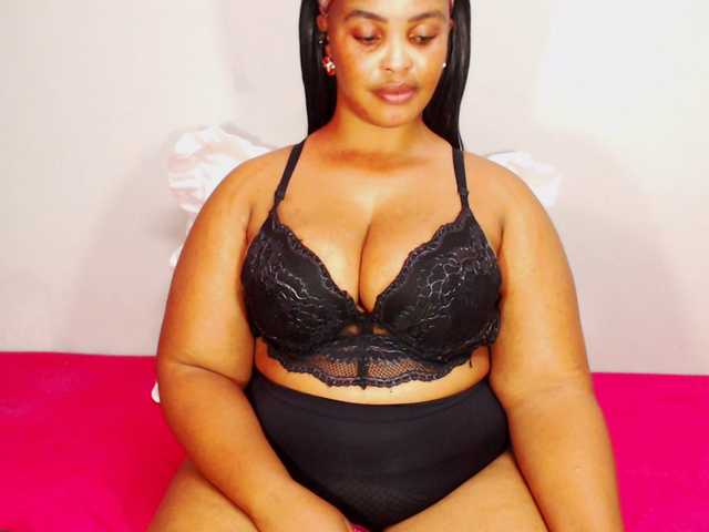 DivineBootyxxx's BongaCams show and profile