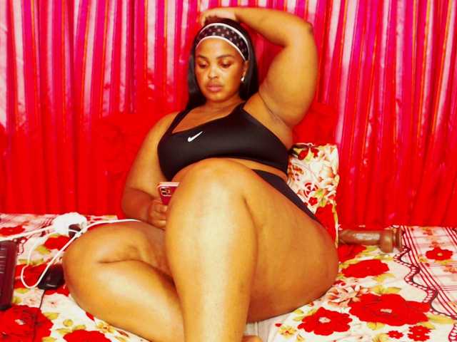 DivineBootyxxx's BongaCams show and profile