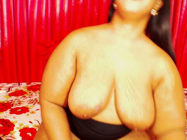 DivineBootyxxx live cam profile