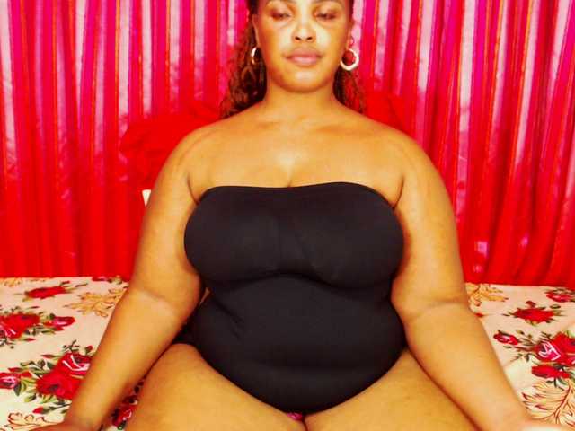 DivineBootyxxx's BongaCams show and profile