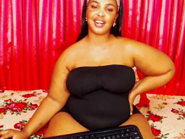 DivineBootyxxx's BongaCams show and profile