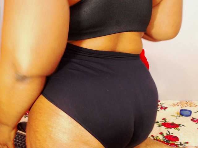 DivineBootyxxx's BongaCams show and profile