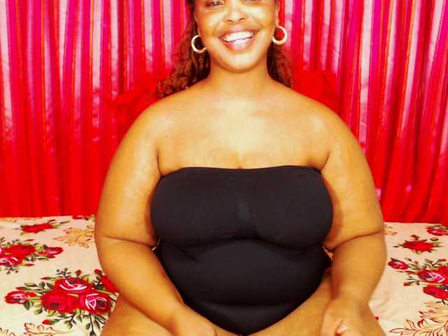 DivineBootyxxx's BongaCams show and profile