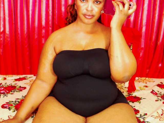 DivineBootyxxx's BongaCams show and profile