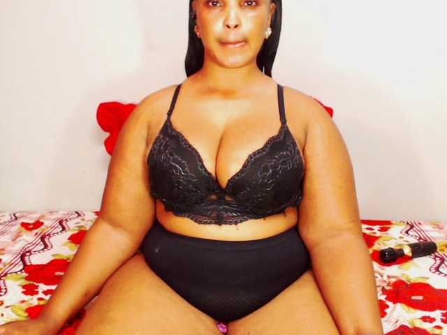 DivineBootyxxx's BongaCams show and profile