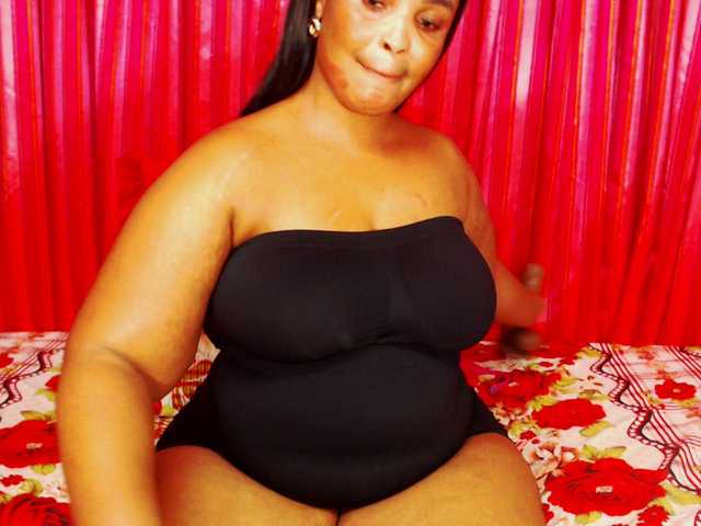 DivineBootyxxx's BongaCams show and profile