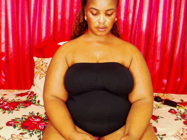 DivineBootyxxx's BongaCams show and profile