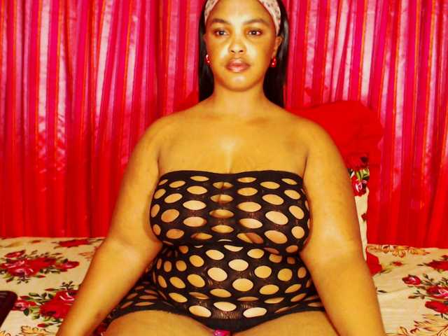 DivineBootyxxx's BongaCams show and profile