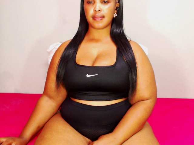 DivineBootyxxx's BongaCams show and profile