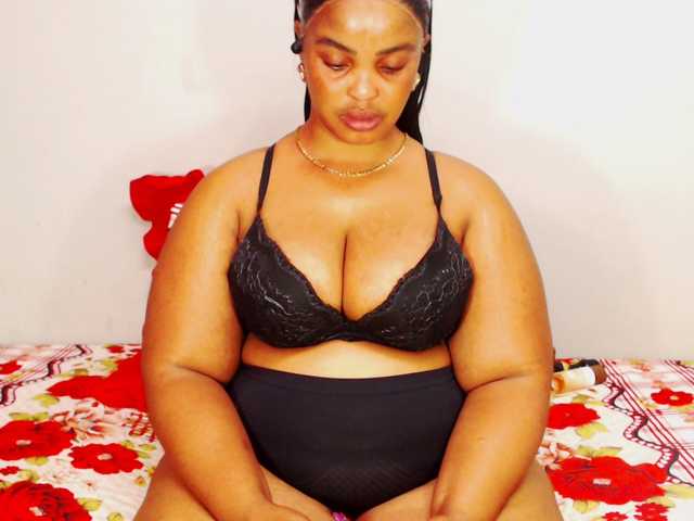 DivineBootyxxx webcam