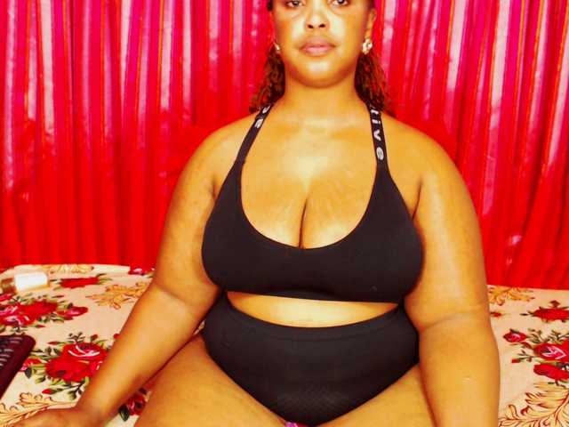 DivineBootyxxx's BongaCams show and profile