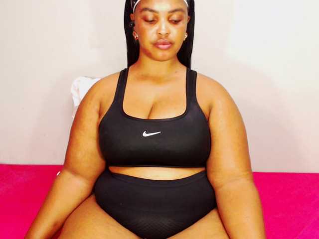 DivineBootyxxx's BongaCams show and profile