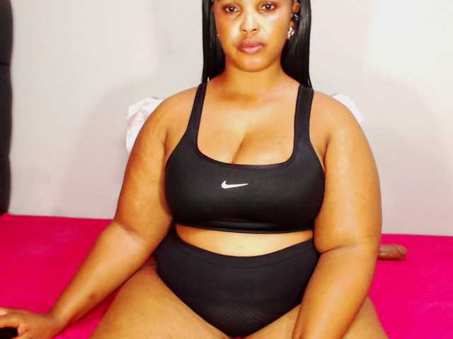 DivineBootyxxx's BongaCams show and profile