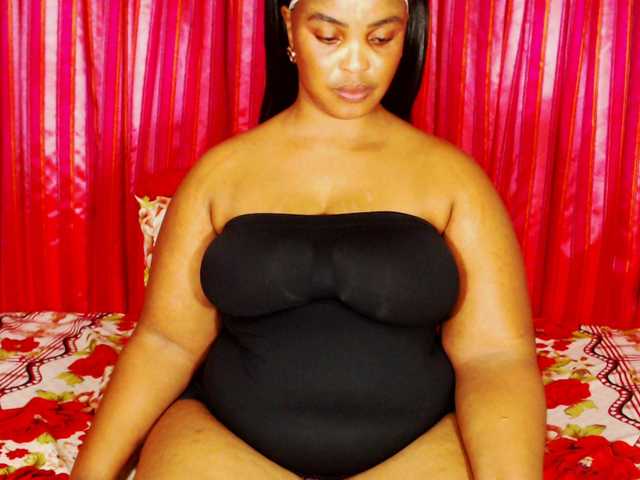 DivineBootyxxx's BongaCams show and profile