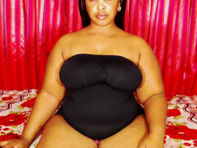 DivineBootyxxx's BongaCams show and profile