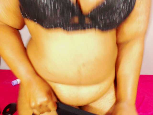 DivineBootyxxx's BongaCams show and profile