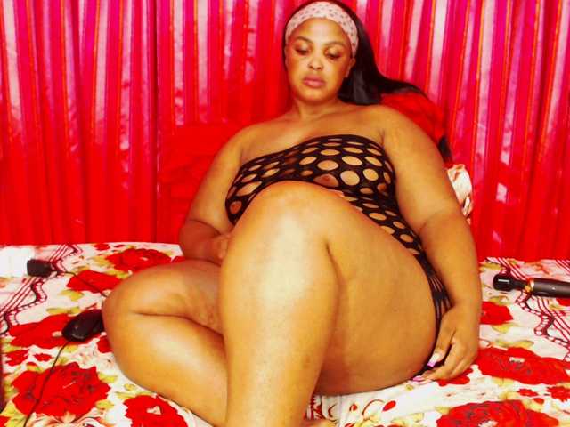 DivineBootyxxx's BongaCams show and profile