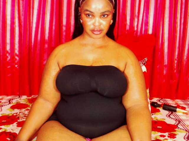 DivineBootyxxx's BongaCams show and profile