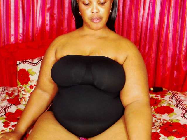 DivineBootyxxx's BongaCams show and profile