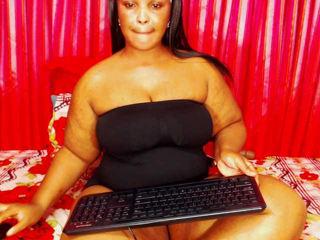 DivineBootyxxx live cam profile