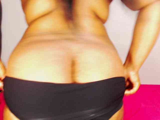 DivineBootyxxx webcam