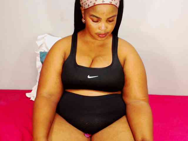 DivineBootyxxx webcam