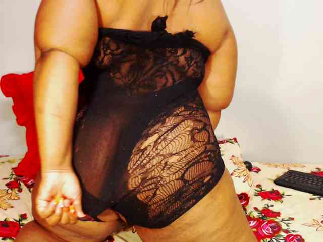 DivineBootyxxx webcam