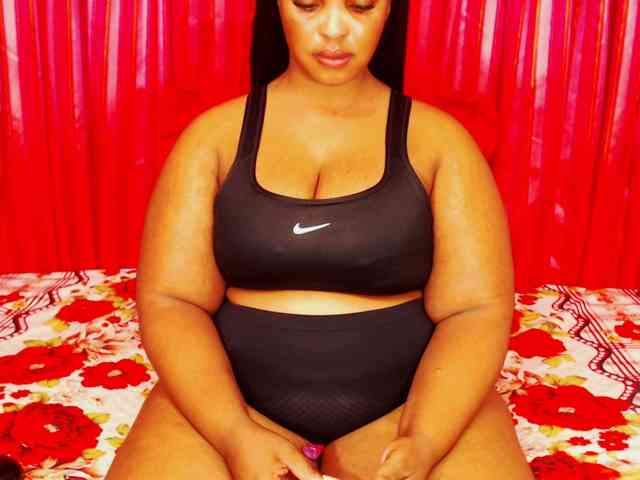 DivineBootyxxx webcam