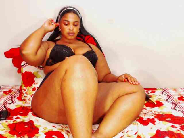 DivineBootyxxx webcam