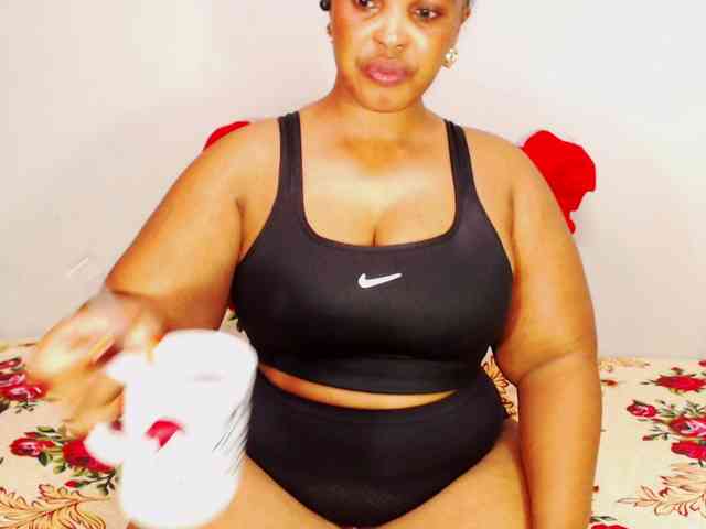 DivineBootyxxx webcam